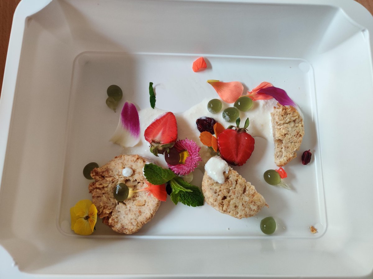 A plated diet-catering meal
