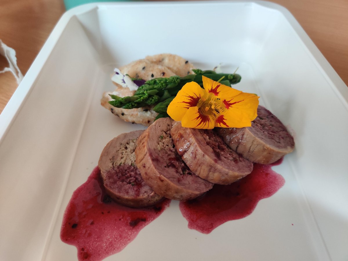 A plated diet-catering meal